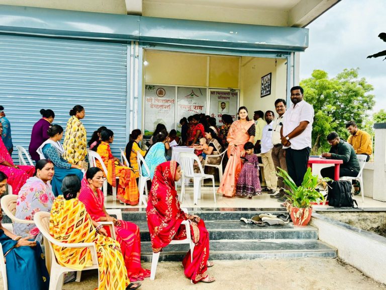 कोलवडी उपसरपंच रमेश मदने यांच्याकडून लाडकी बहिण योजनेचे मोफत अर्ज प्रक्रिया .