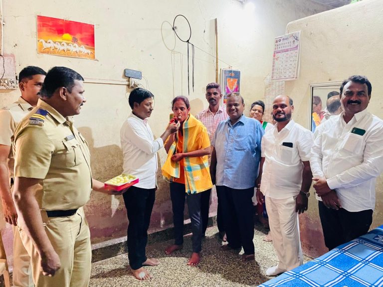 लग्नानंतरही पोलीस शिपाई पदास गवसणी: थेऊर येथील हर्षाली चित्तारे यांची पुणे शहर पोलीस दलात निवड. 