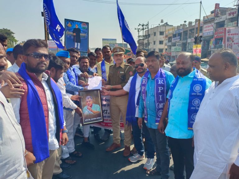 परभणी येथील संविधान शिल्प विटंबना प्रकरण व भीमसैनिक सोमनाथ सूर्यवंशी यांच्या हत्येच्या निषेधार्थ रस्ता रोको आंदोलन.