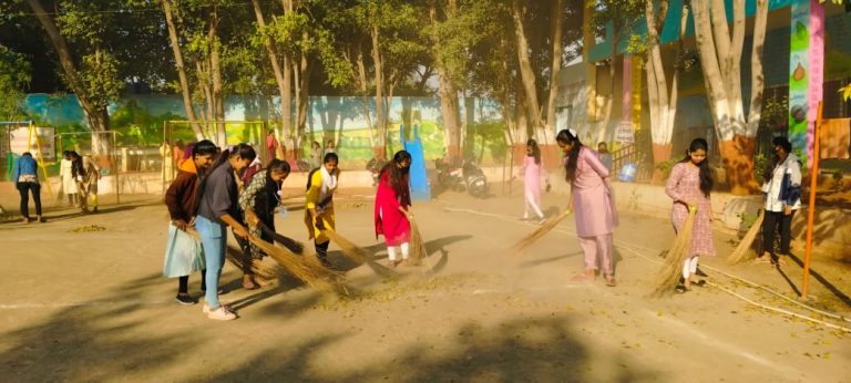 राष्ट्रीय सेवा योजना श्रमसंस्कार शिबीर स्वच्छतेची वारी घरोघरी.