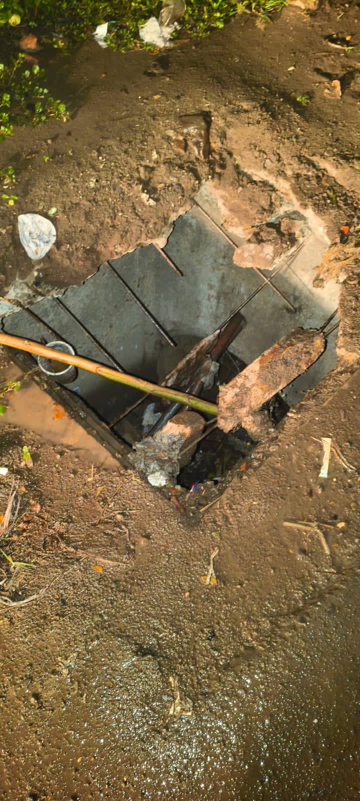 उरुळी कांचनमध्ये साबणे पेट्रोलियम व पोलीस स्टेशनजवळ धोकादायक चेंबर; अपघाताची शक्यता.