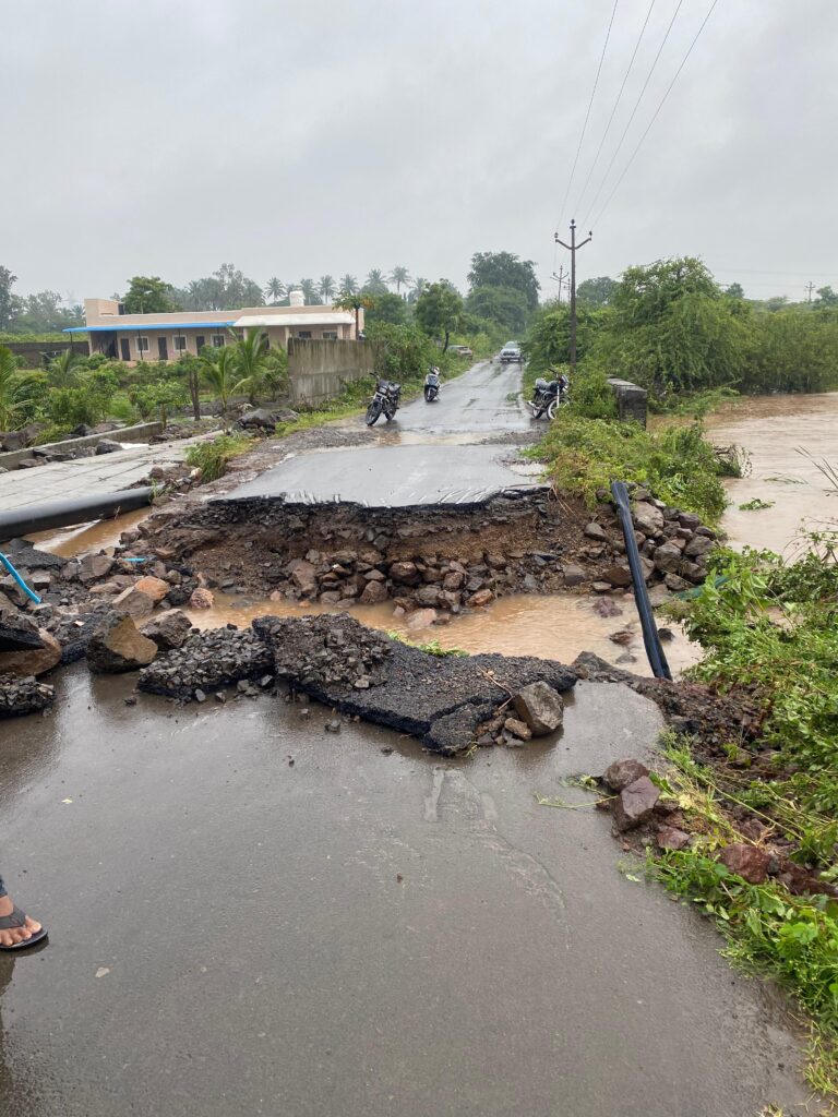 थेऊर गावात पुरसदृष्य परिस्थिती; शेकडो कुटुंब बेघर . थेऊर वरून नायगाव ला जाणारा रस्ता पुरामुळे बंद.