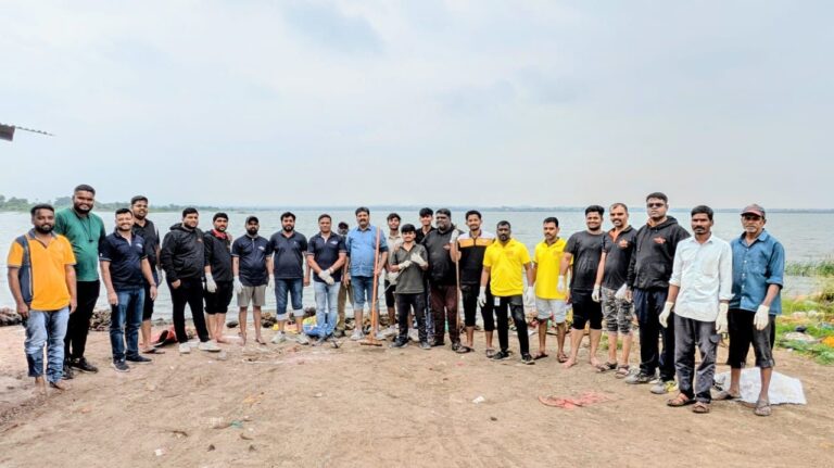 जेजुरी कऱ्हा नदीकाठी रुद्रतेज ढोल ताशा पथकाची स्वच्छता मोहीम